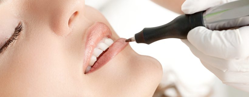 Healthy,Spa:,Young,Beautiful,Woman,Having,Permanent,Make-up,(tattoo),On